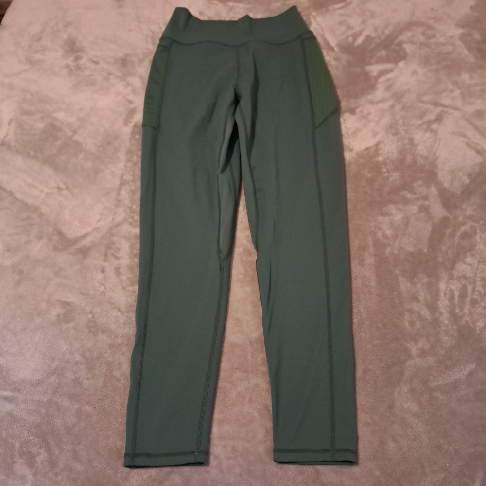Muscle nation Womens scrunch butt leggings With Pockets Size M.